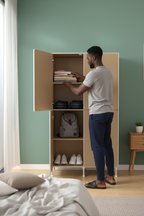 Light Coffee - Homem Negro Organizando Closet